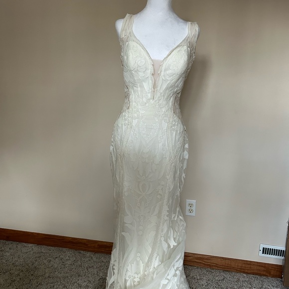 Everly Bride wedding dress size 8. New! - Picture 10 of 16